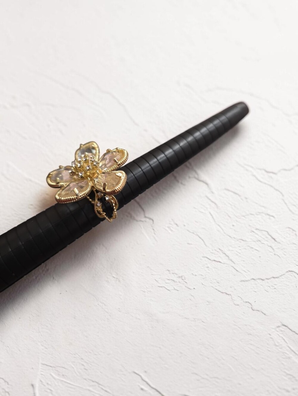 EYE CANDY NWT Gold Flower Cocktail Ring with Gray Crystal Petals - Picture 3 of 4